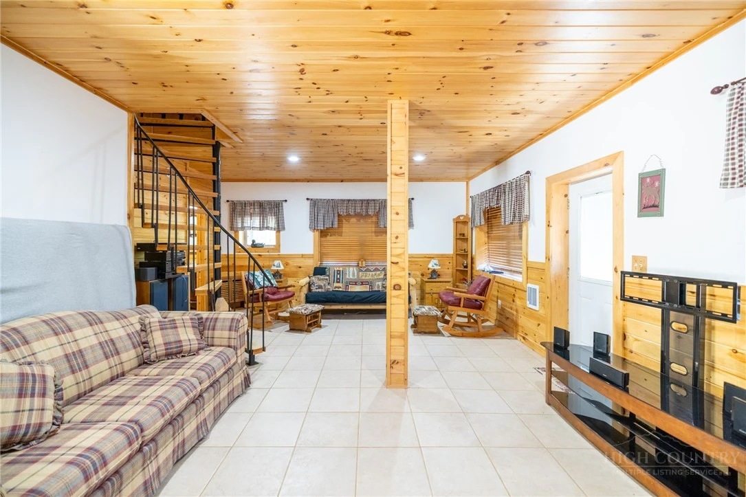 Image number 9 for the current listing
