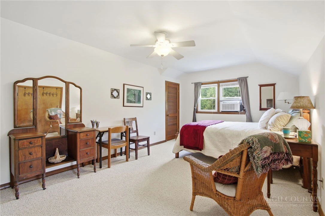 Image number 3 for the current listing