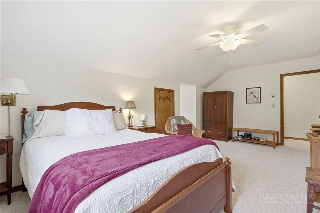 Image number 4 for the current listing