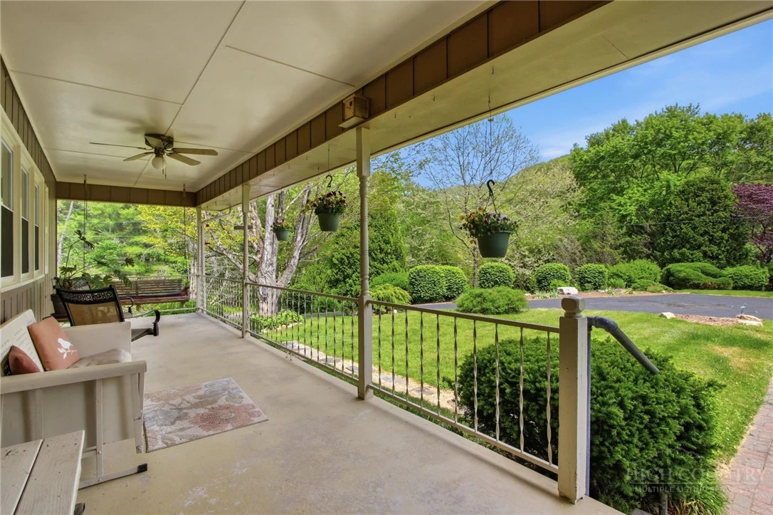 Image number 29 for the current listing
