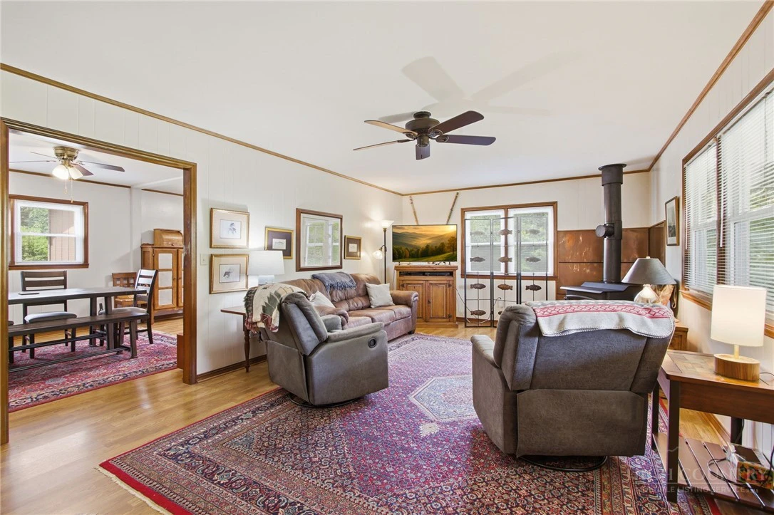 Image number 14 for the current listing