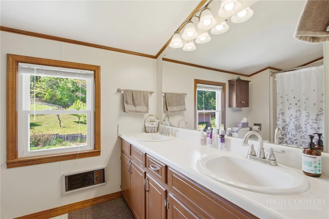 Image number 13 for the current listing