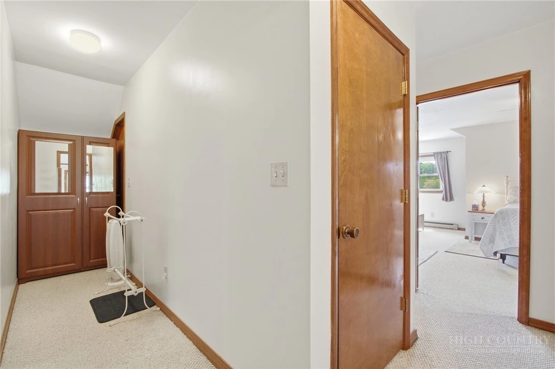 Image number 19 for the current listing