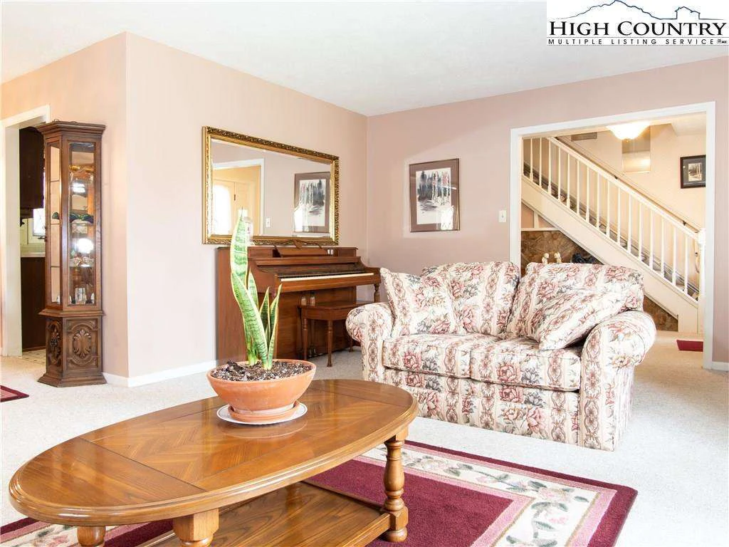 Image number 15 for the current listing