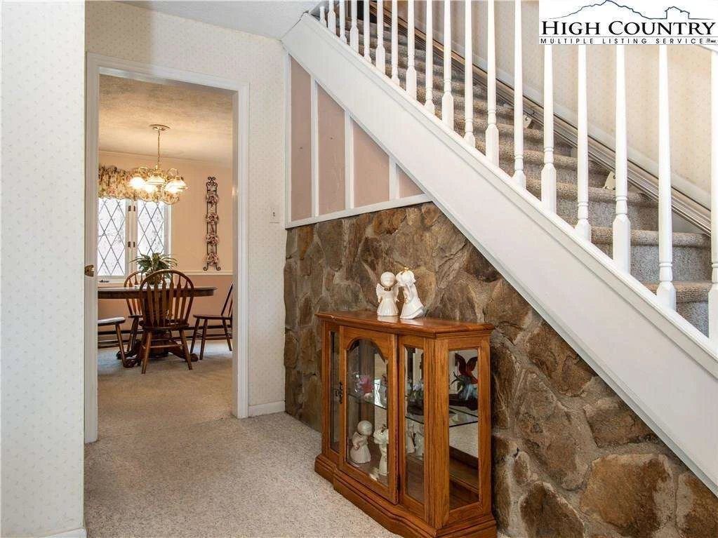 Image number 14 for the current listing
