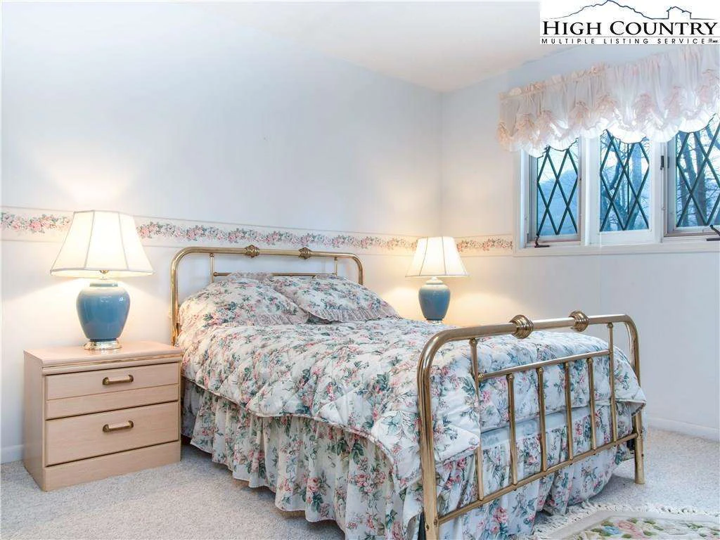 Image number 13 for the current listing