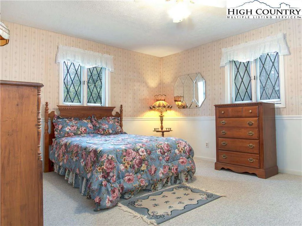 Image number 12 for the current listing