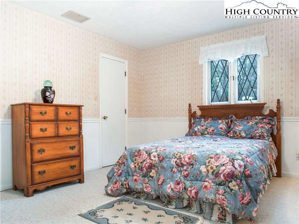 Image number 11 for the current listing