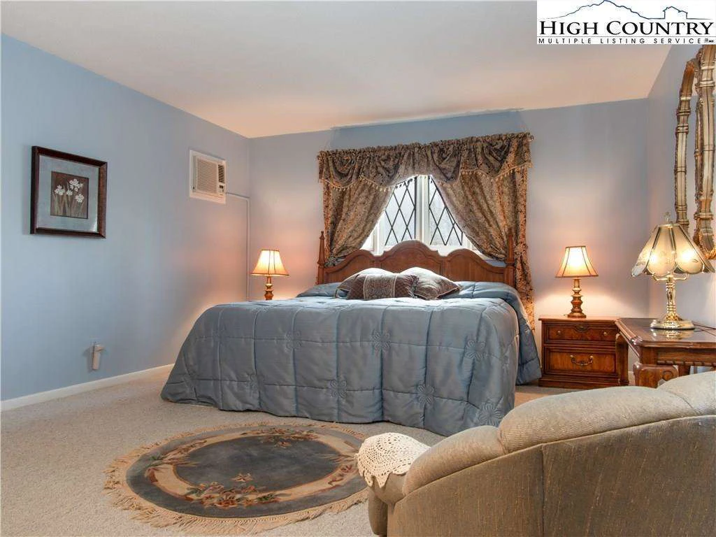 Image number 9 for the current listing