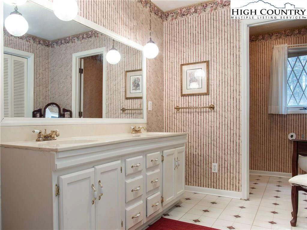 Image number 5 for the current listing