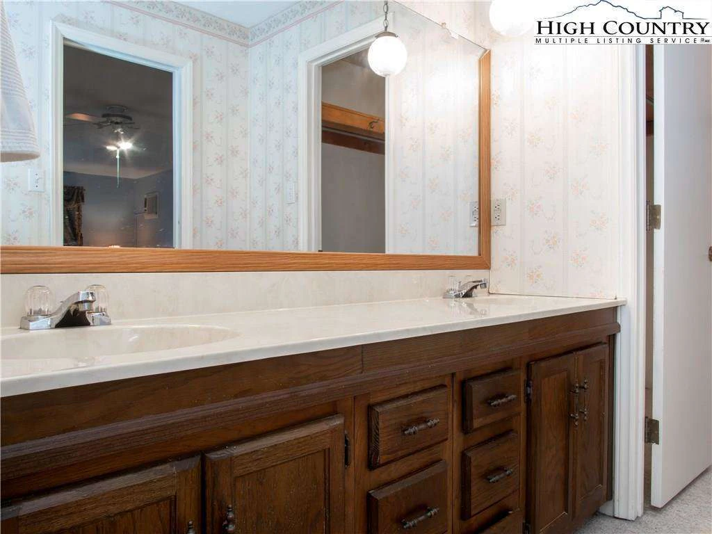 Image number 4 for the current listing