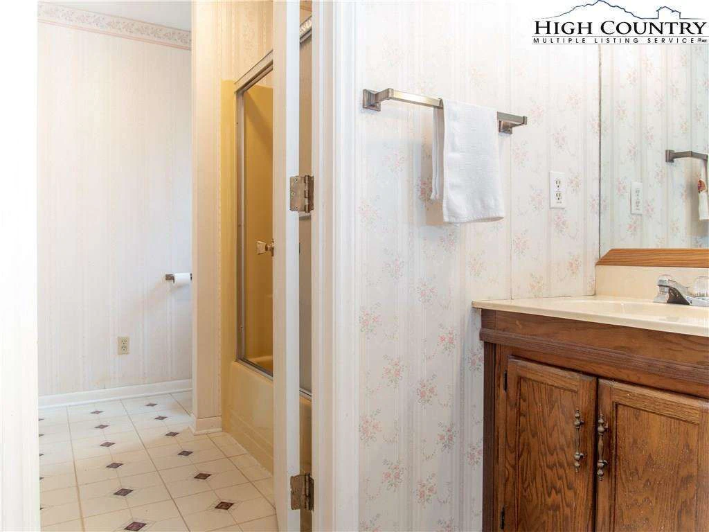 Image number 3 for the current listing