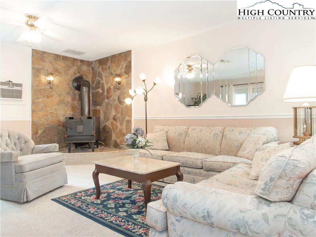 Image number 18 for the current listing
