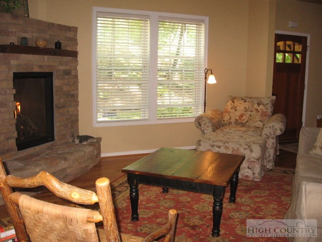 Image number 9 for the current listing