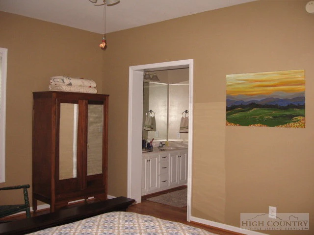 Image number 5 for the current listing