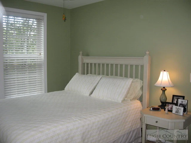 Image number 4 for the current listing