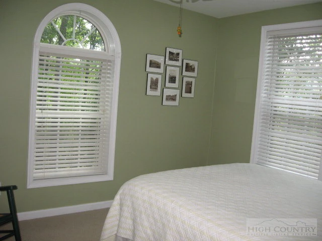 Image number 3 for the current listing