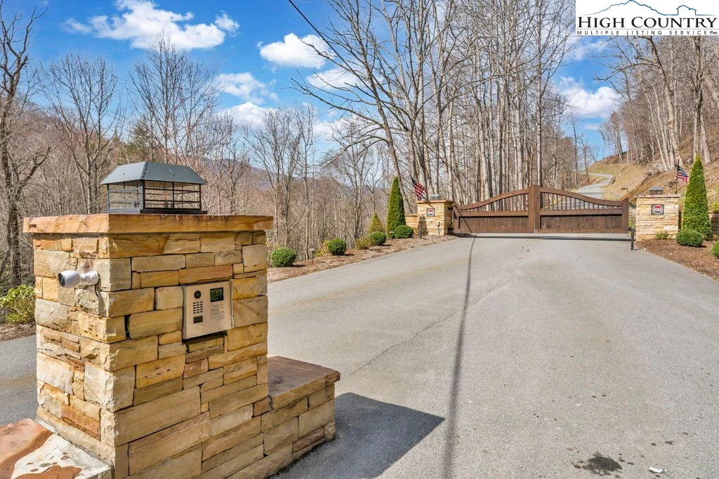Image number 17 for the current listing
