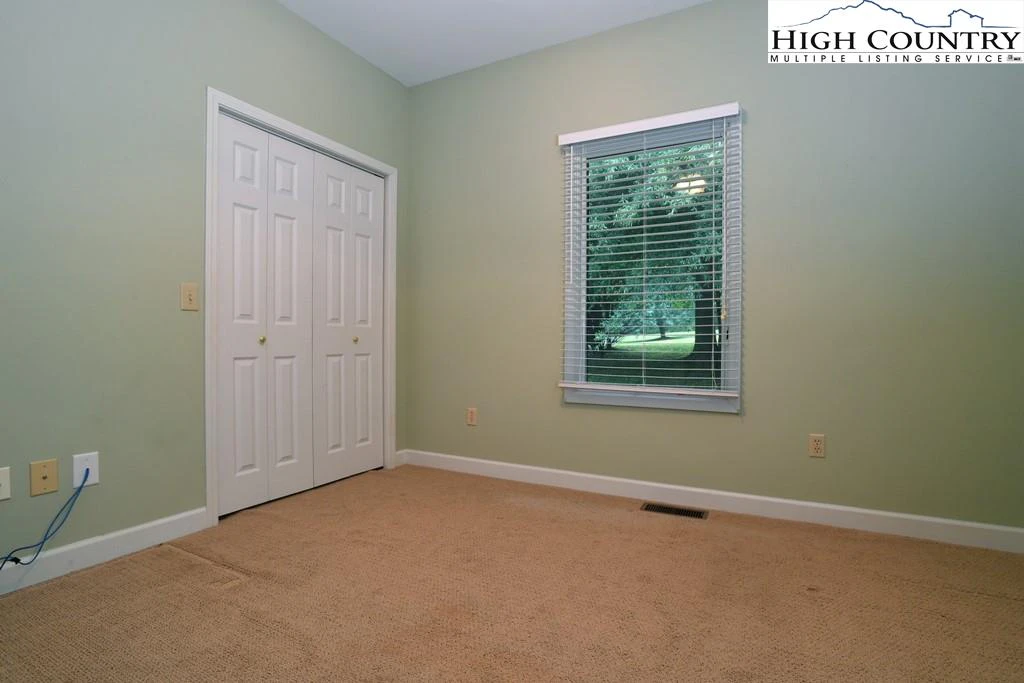 Image number 8 for the current listing
