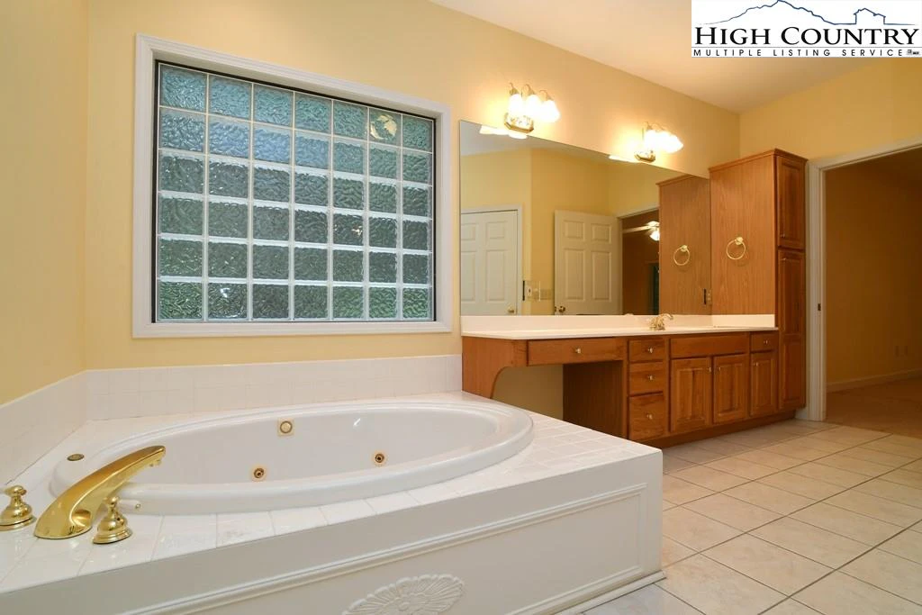 Image number 11 for the current listing