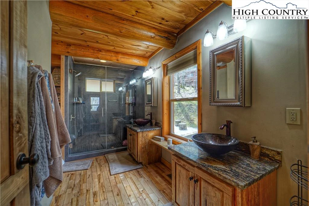 Image number 18 for the current listing
