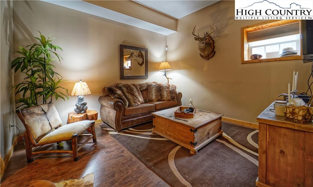 Image number 5 for the current listing