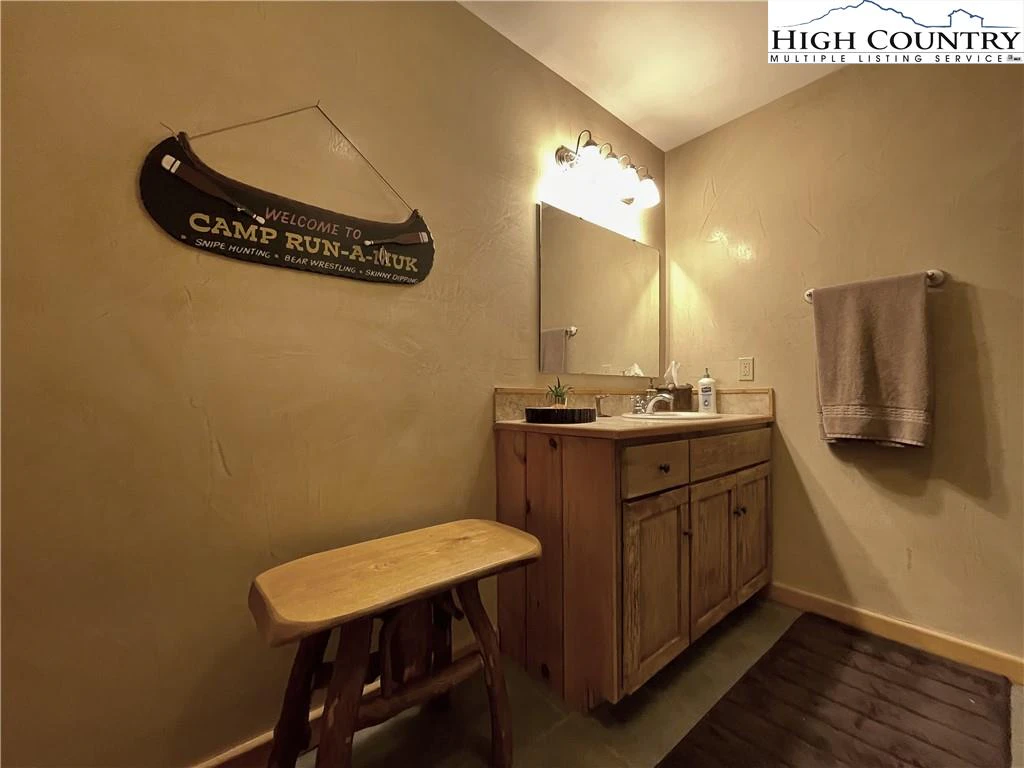 Image number 14 for the current listing