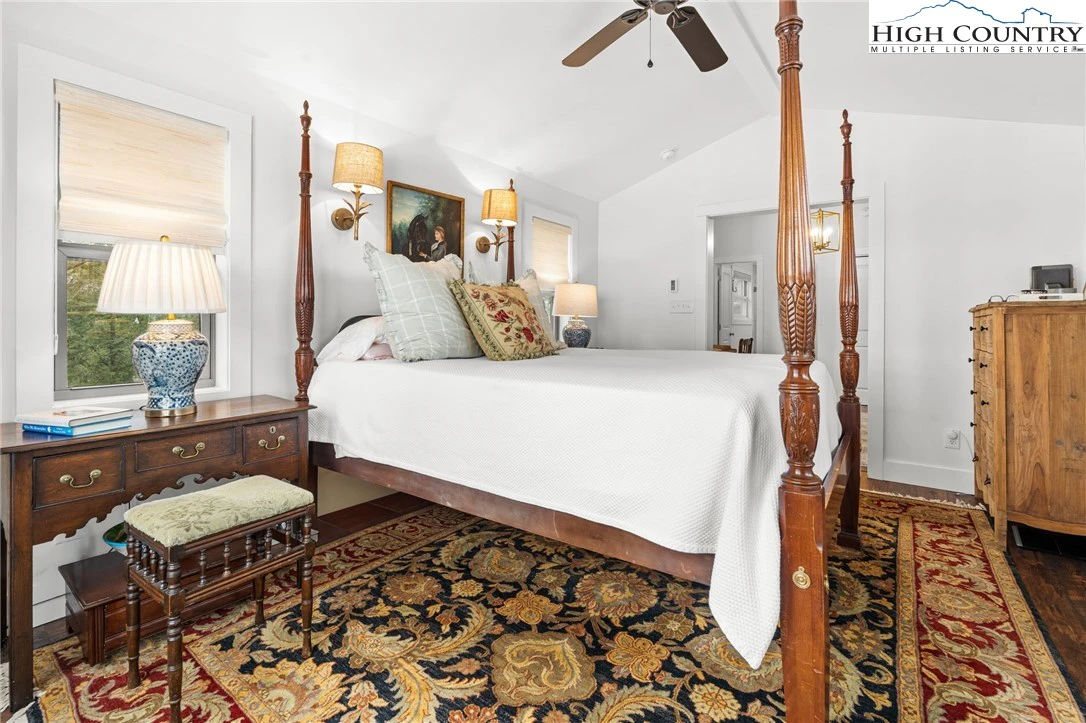 Image number 4 for the current listing