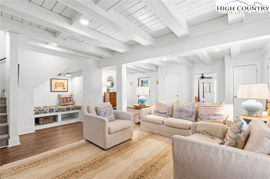 Image number 7 for the current listing