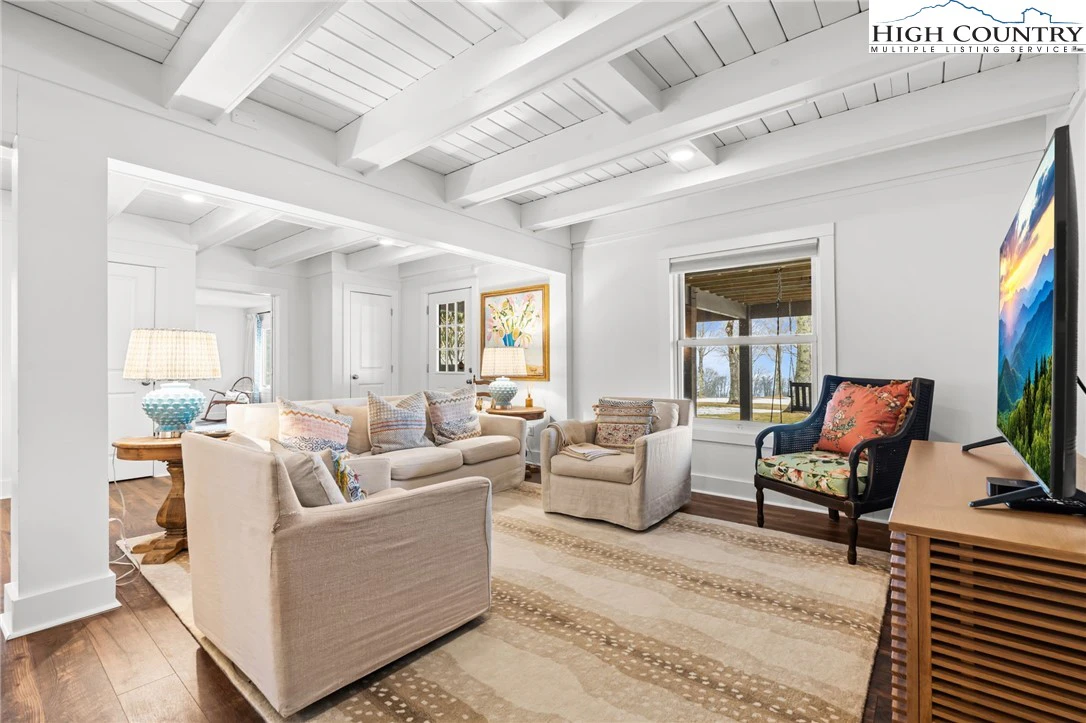 Image number 9 for the current listing