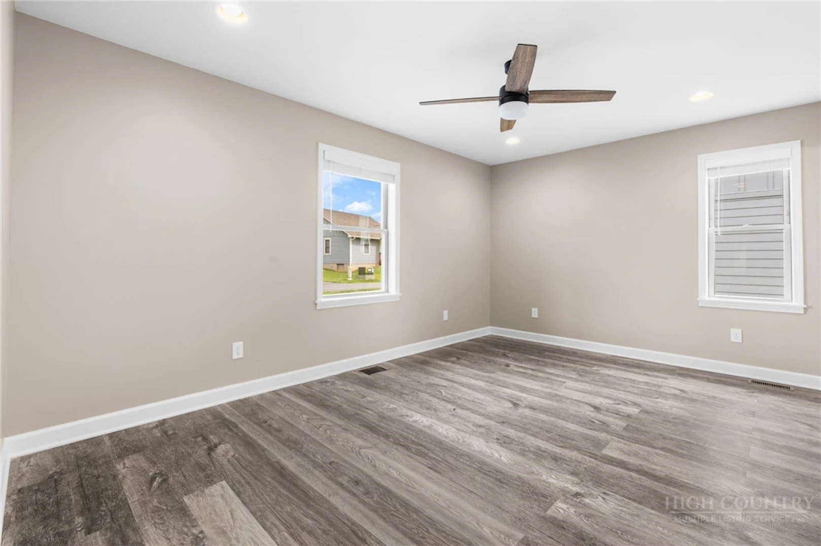 Image number 14 for the current listing