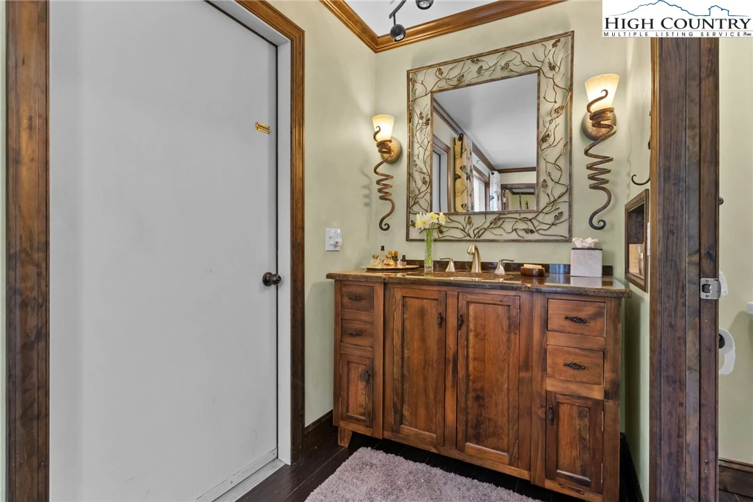 Image number 3 for the current listing