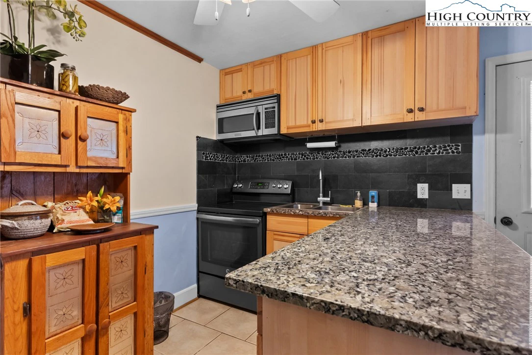 Image number 19 for the current listing