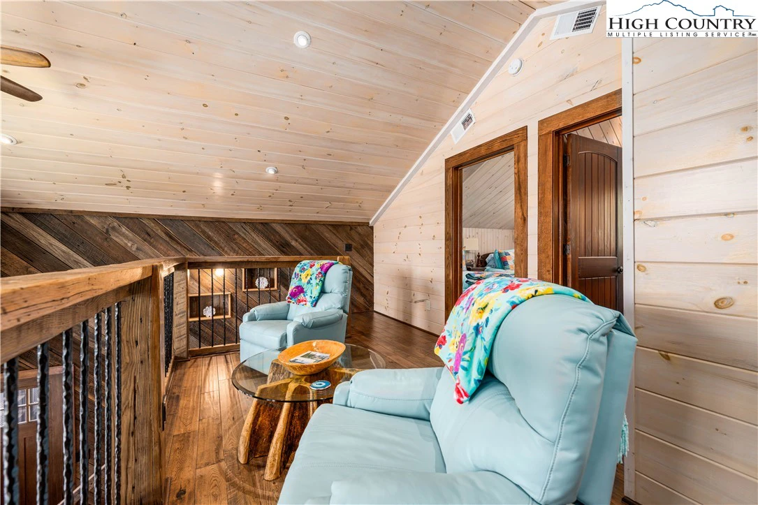 Image number 14 for the current listing