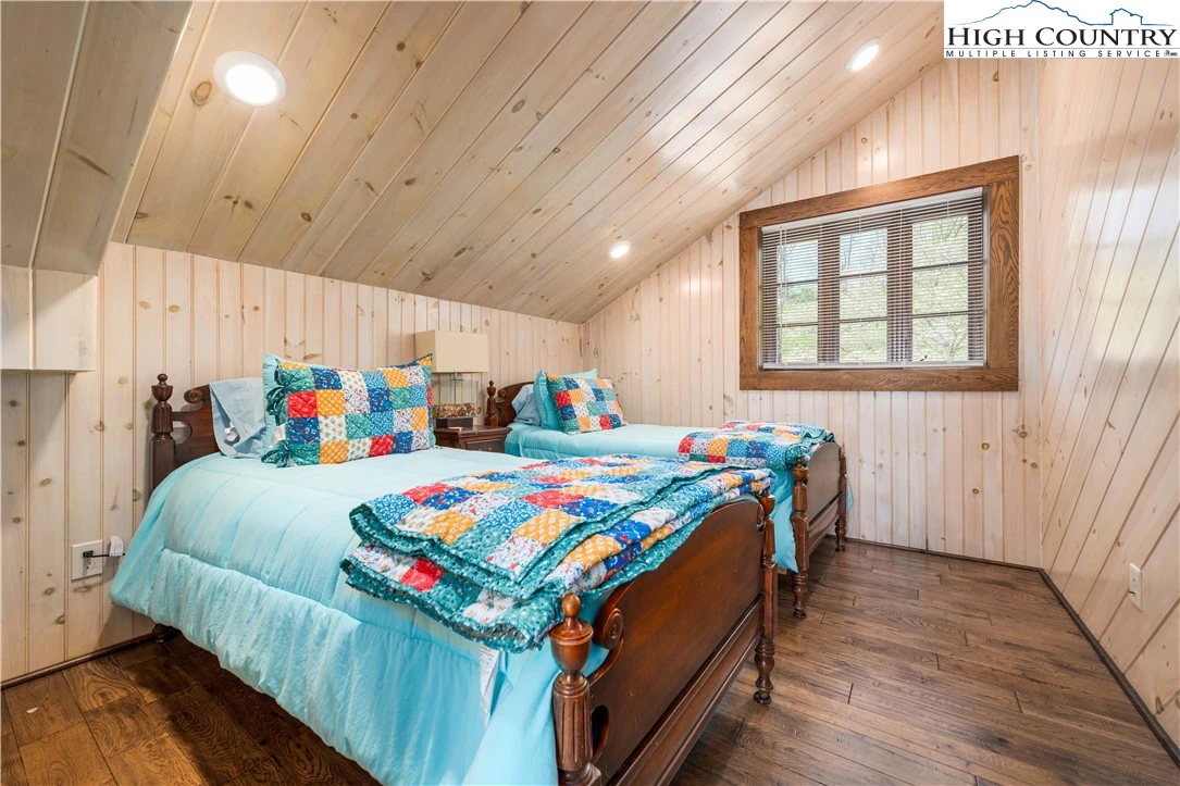 Image number 3 for the current listing