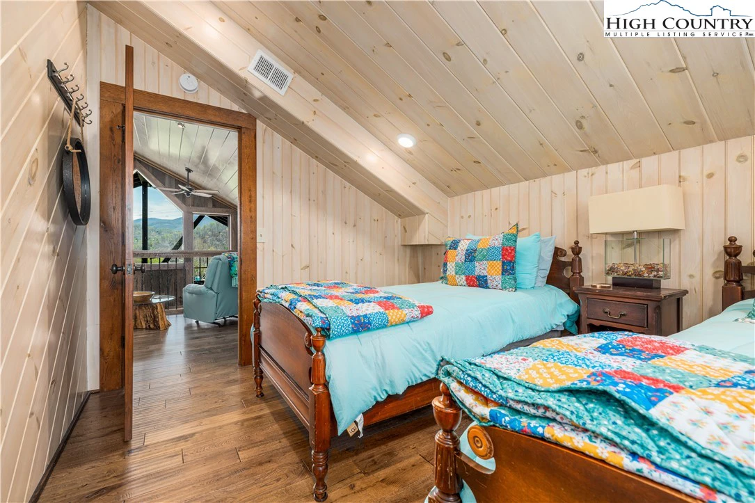 Image number 4 for the current listing