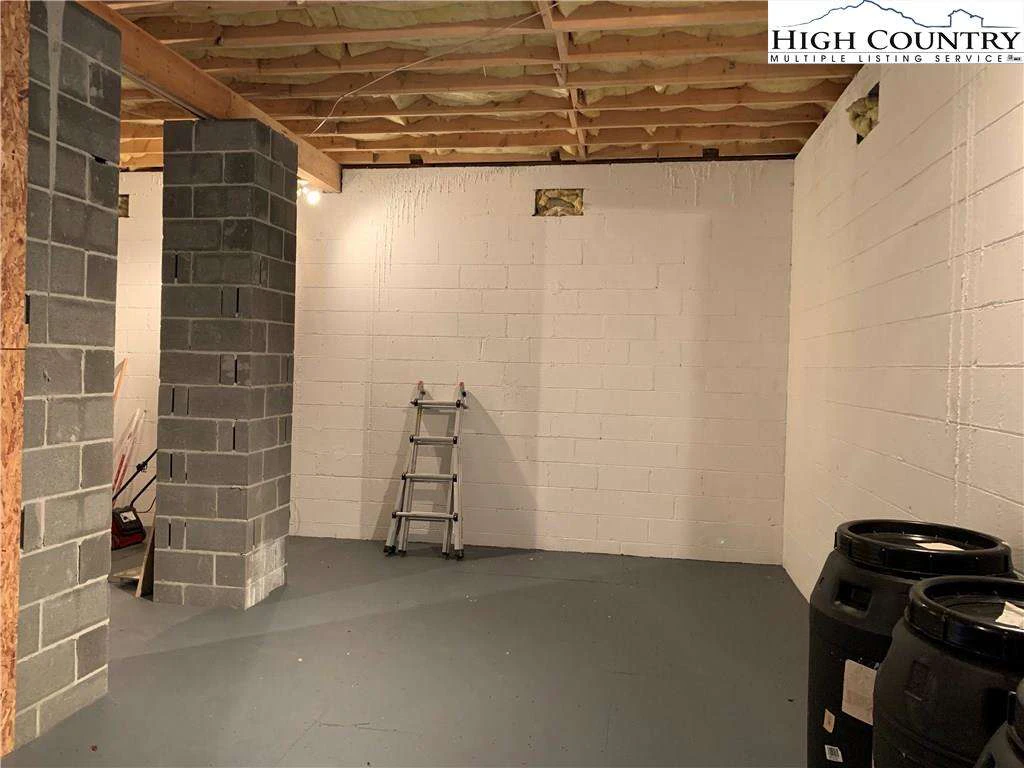 Image number 19 for the current listing