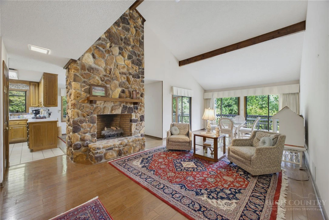 Image number 4 for the current listing