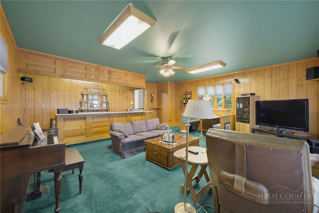 Image number 13 for the current listing