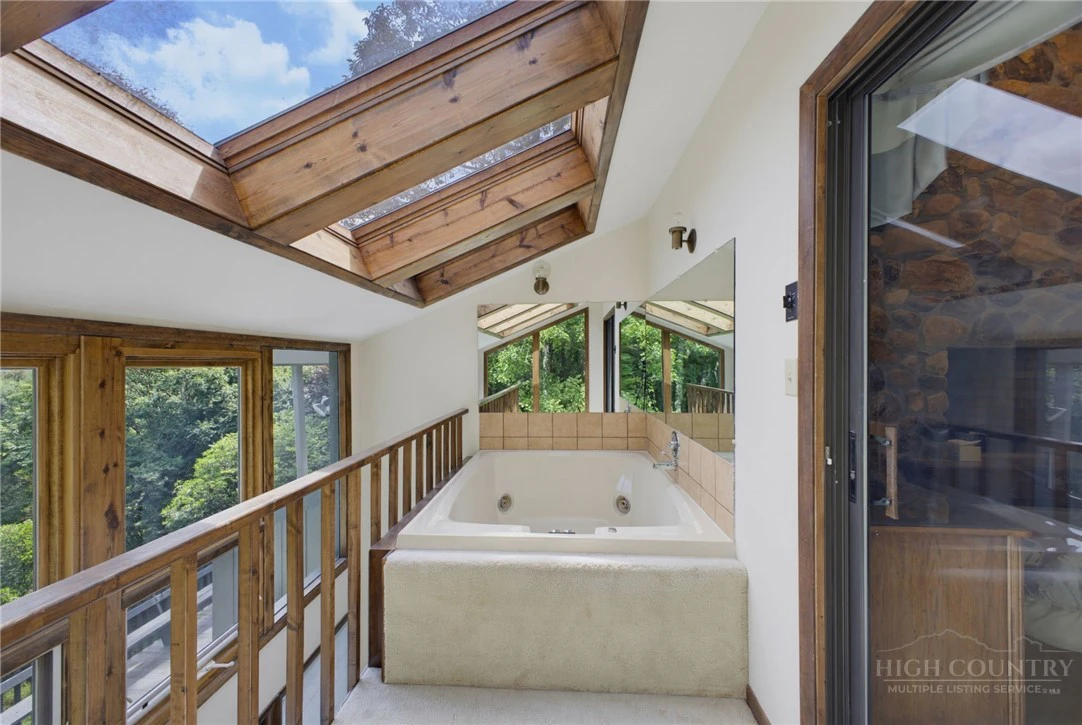 Image number 17 for the current listing