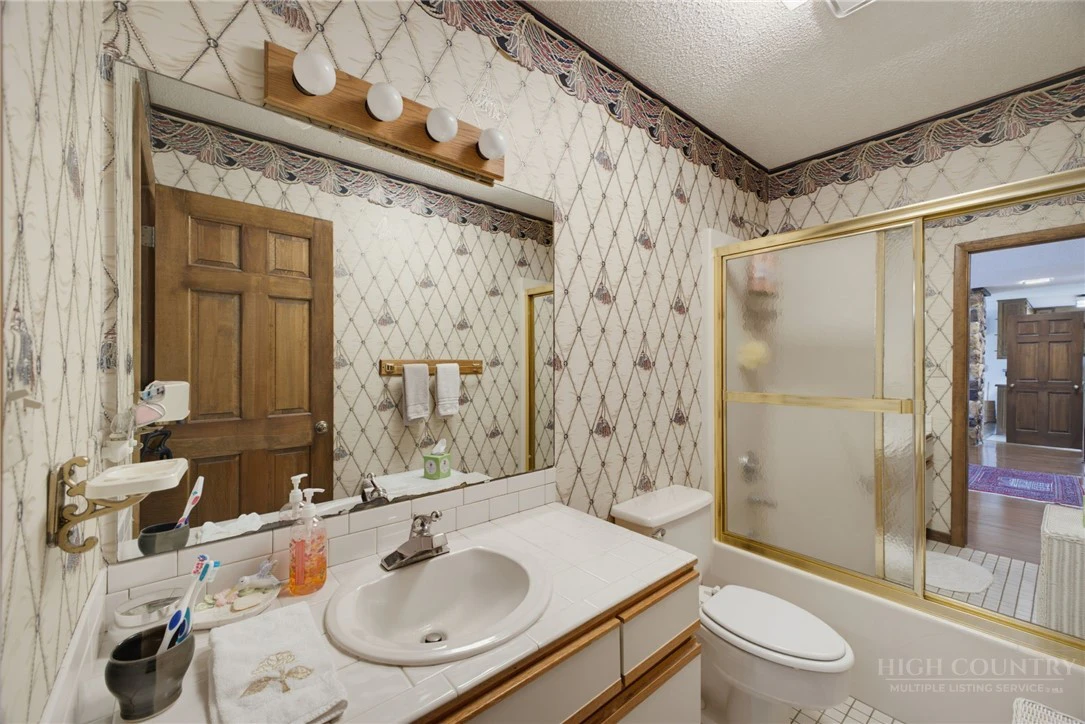 Image number 19 for the current listing