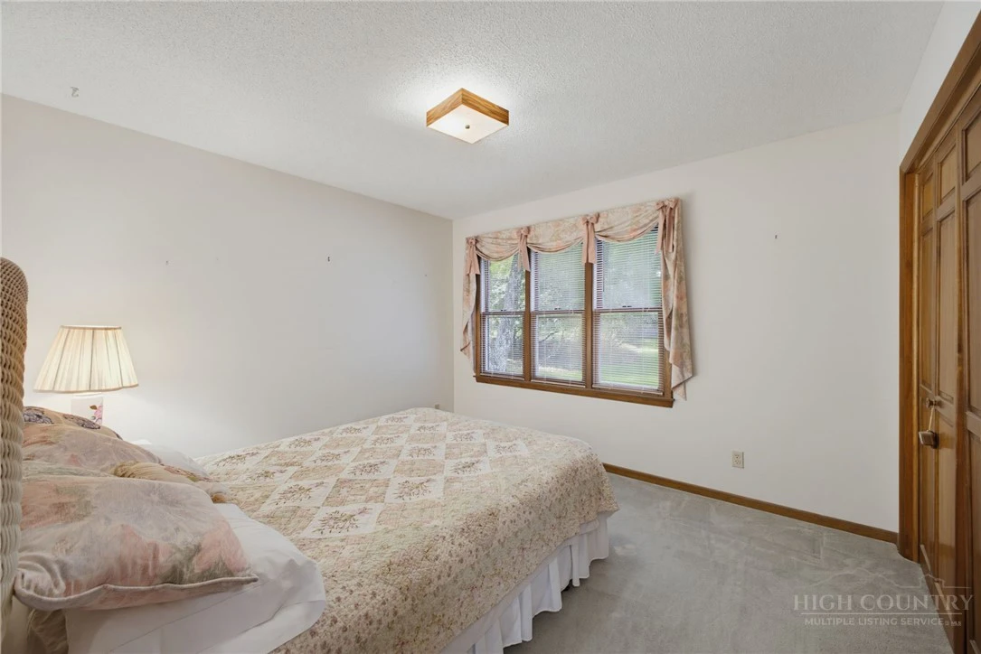 Image number 20 for the current listing