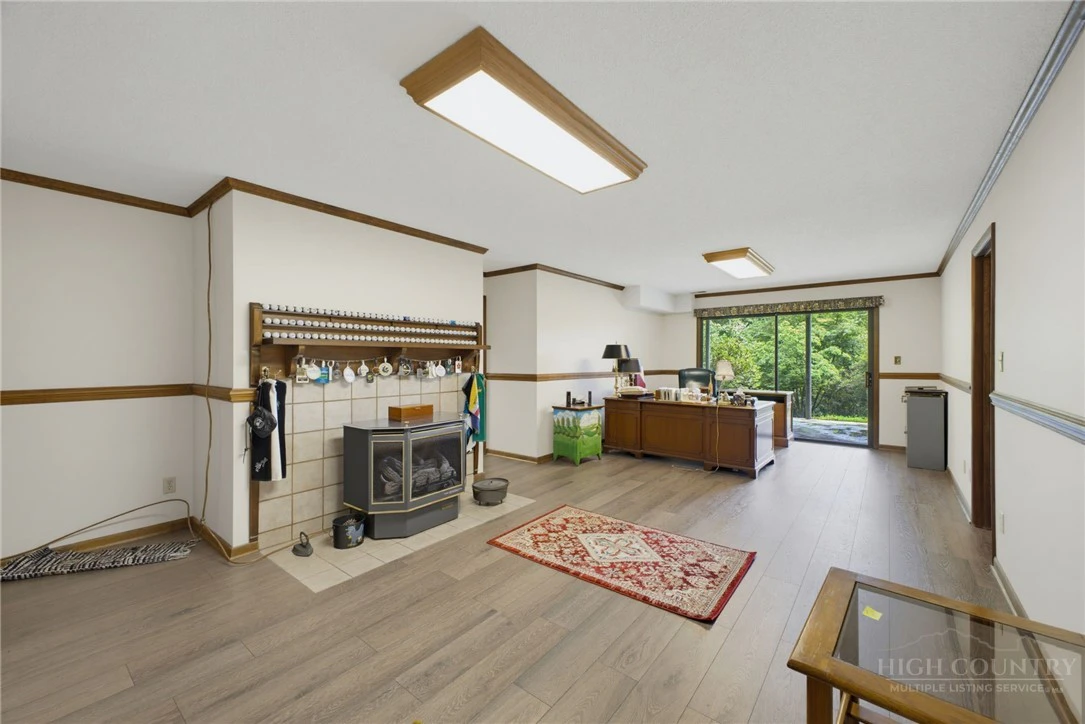 Image number 21 for the current listing