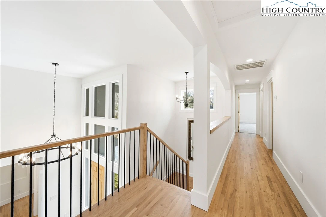 Image number 5 for the current listing