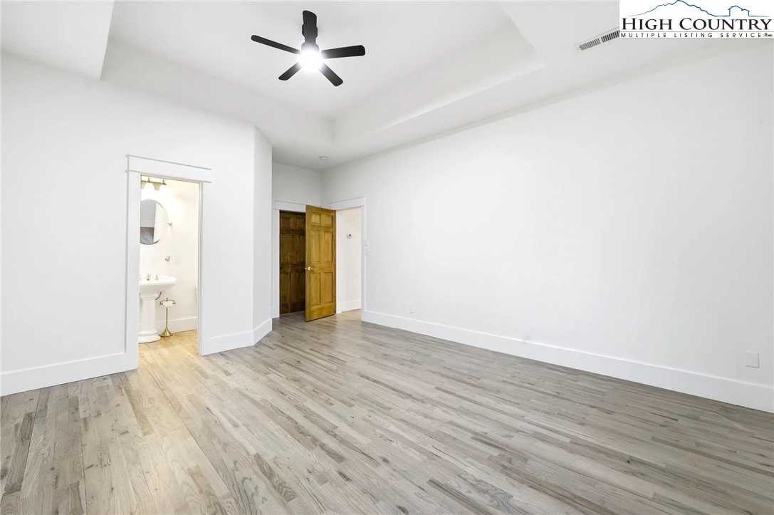 Image number 18 for the current listing