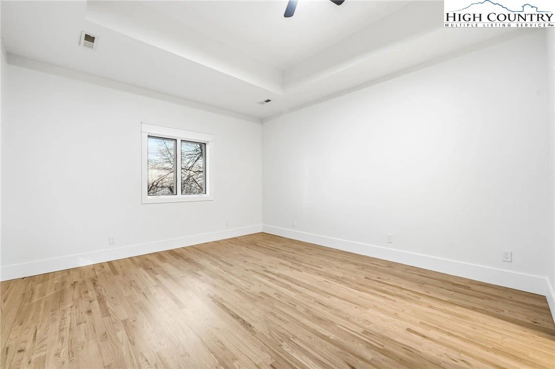 Image number 17 for the current listing