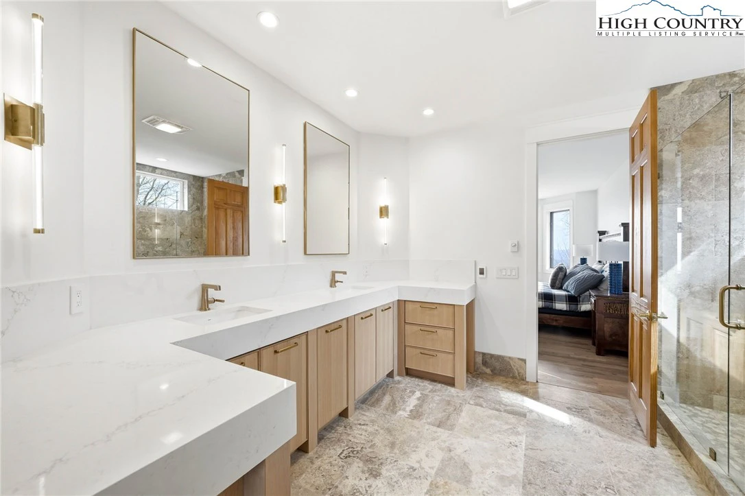 Image number 3 for the current listing