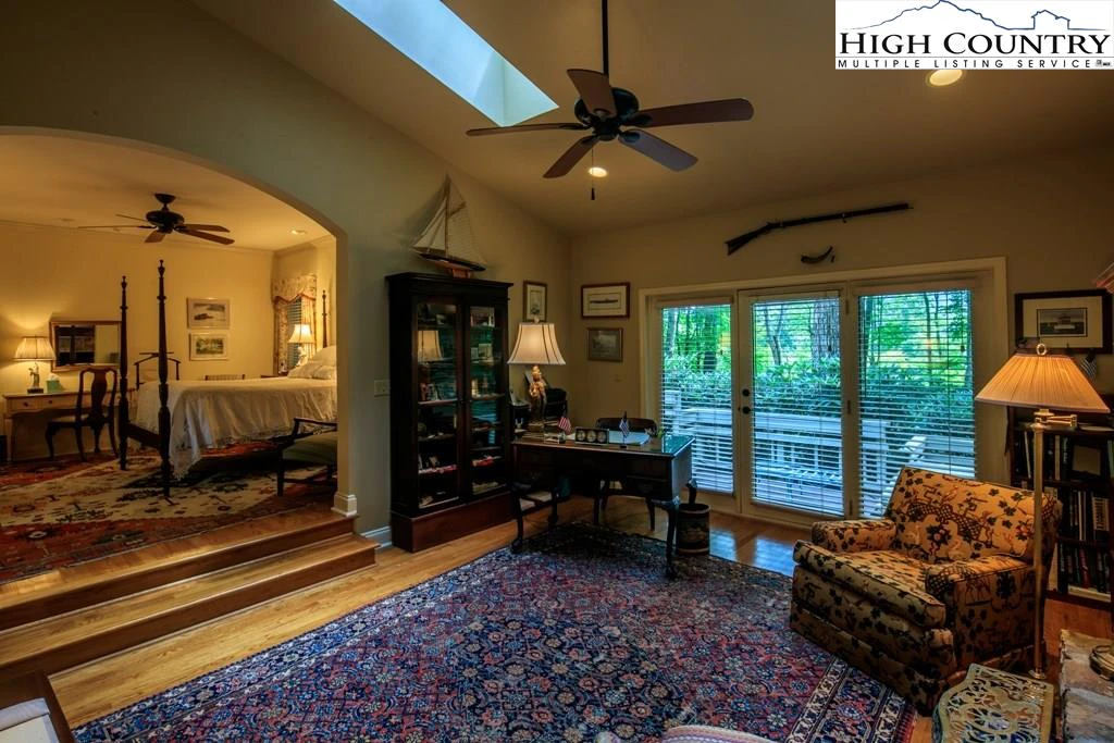 Image number 13 for the current listing