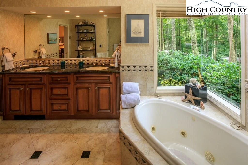 Image number 5 for the current listing