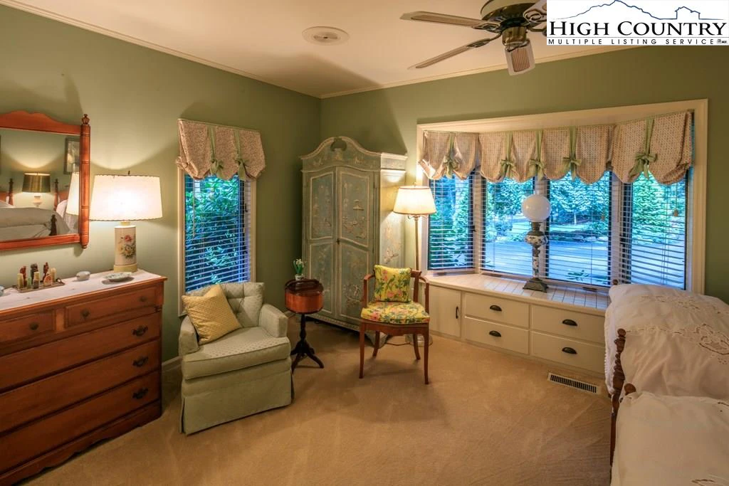 Image number 8 for the current listing